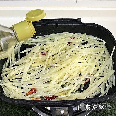 酸辣土豆丝放什么配料 酸辣土豆丝是什么菜