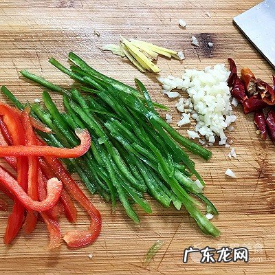 酸辣土豆丝放什么配料 酸辣土豆丝是什么菜