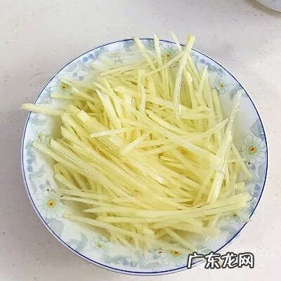 酸辣土豆丝放什么配料 酸辣土豆丝是什么菜