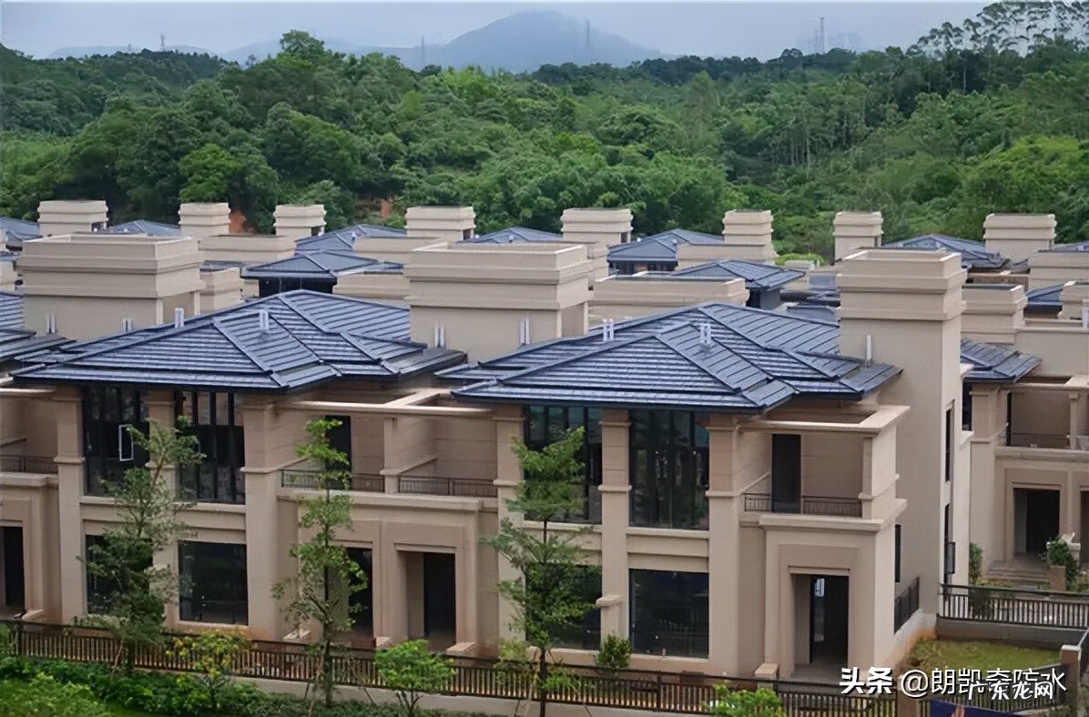 屋面瓦厂家 屋顶盖瓦下雨水泥有影响吗