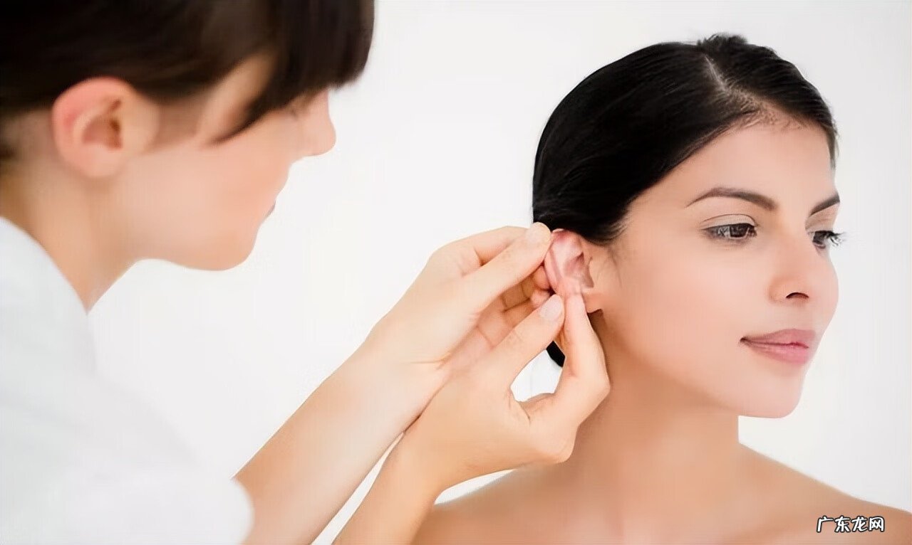 耳朵后面长了一堆小疙瘩 耳朵后面长疙瘩是怎么回事