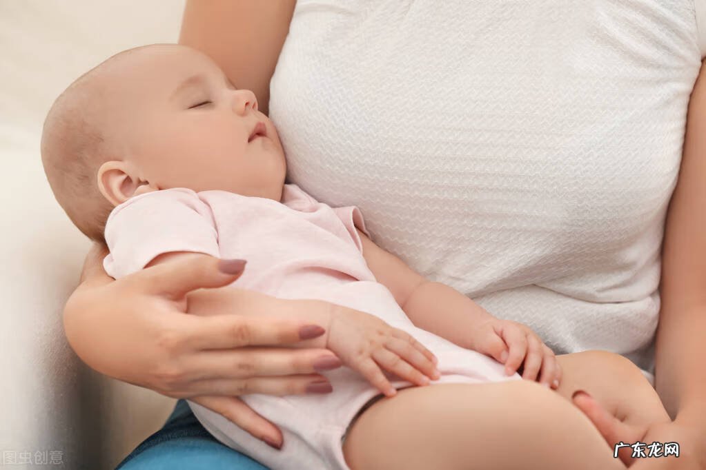 宝宝晚上睡觉老醒 宝宝晚上睡觉总醒 要抱