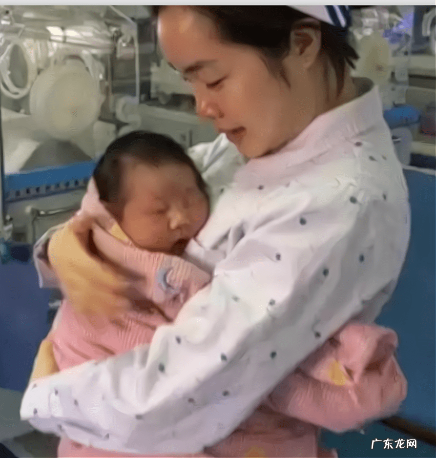 宝宝边喝奶边挣扎哭 婴儿吃奶哭闹不止