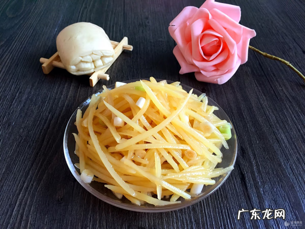 凉拌土豆丝放什么调料 凉拌土豆丝的家常做法