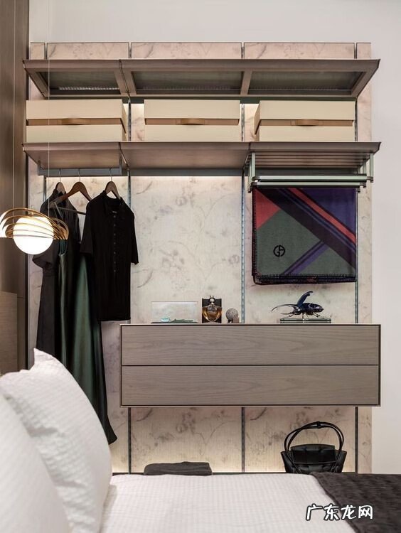 床头挂字风水上好不好 床头放衣架风水