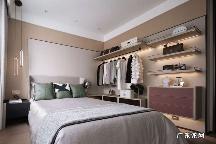 床头挂字风水上好不好 床头放衣架风水