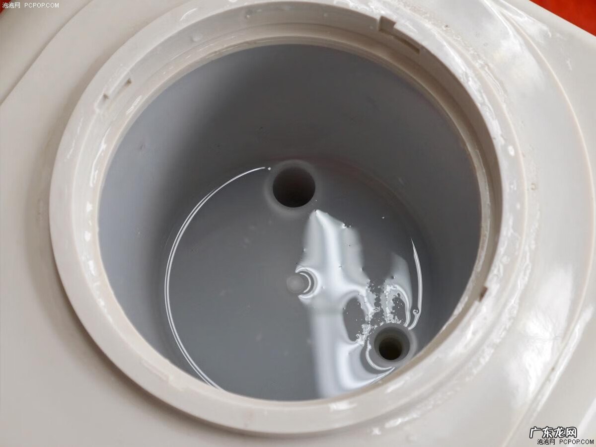 饮水机接的水有黑色点点 饮水机里面的黑色是什么