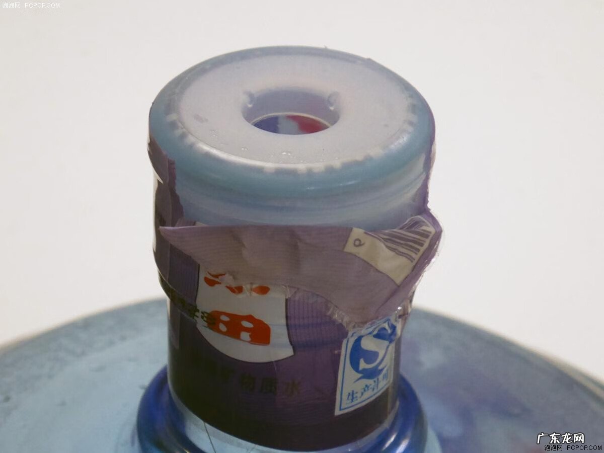 饮水机接的水有黑色点点 饮水机里面的黑色是什么