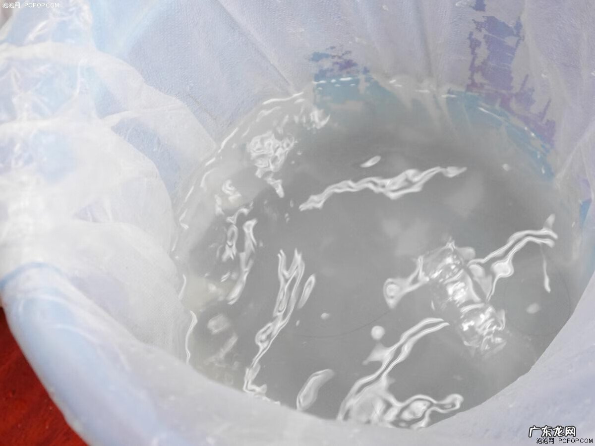 饮水机接的水有黑色点点 饮水机里面的黑色是什么