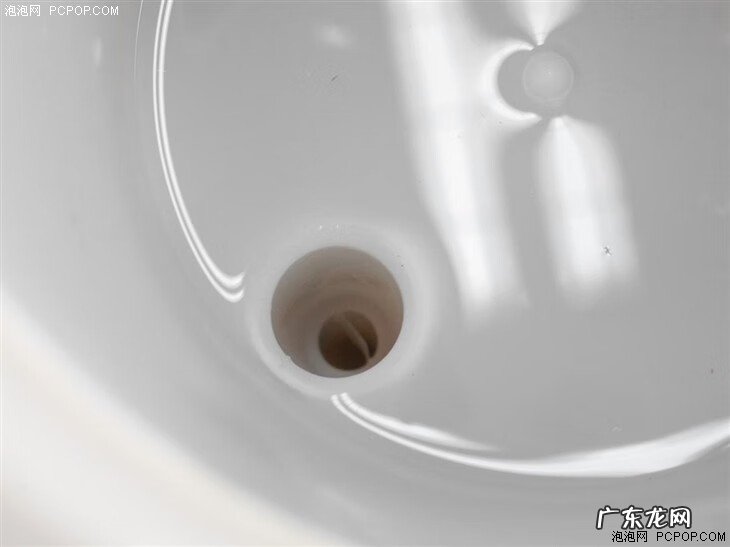 饮水机接的水有黑色点点 饮水机里面的黑色是什么