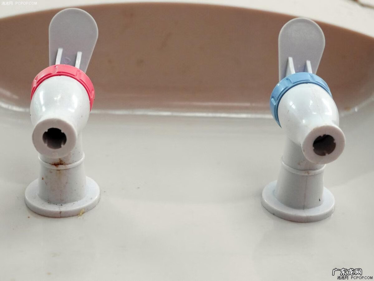 饮水机接的水有黑色点点 饮水机里面的黑色是什么