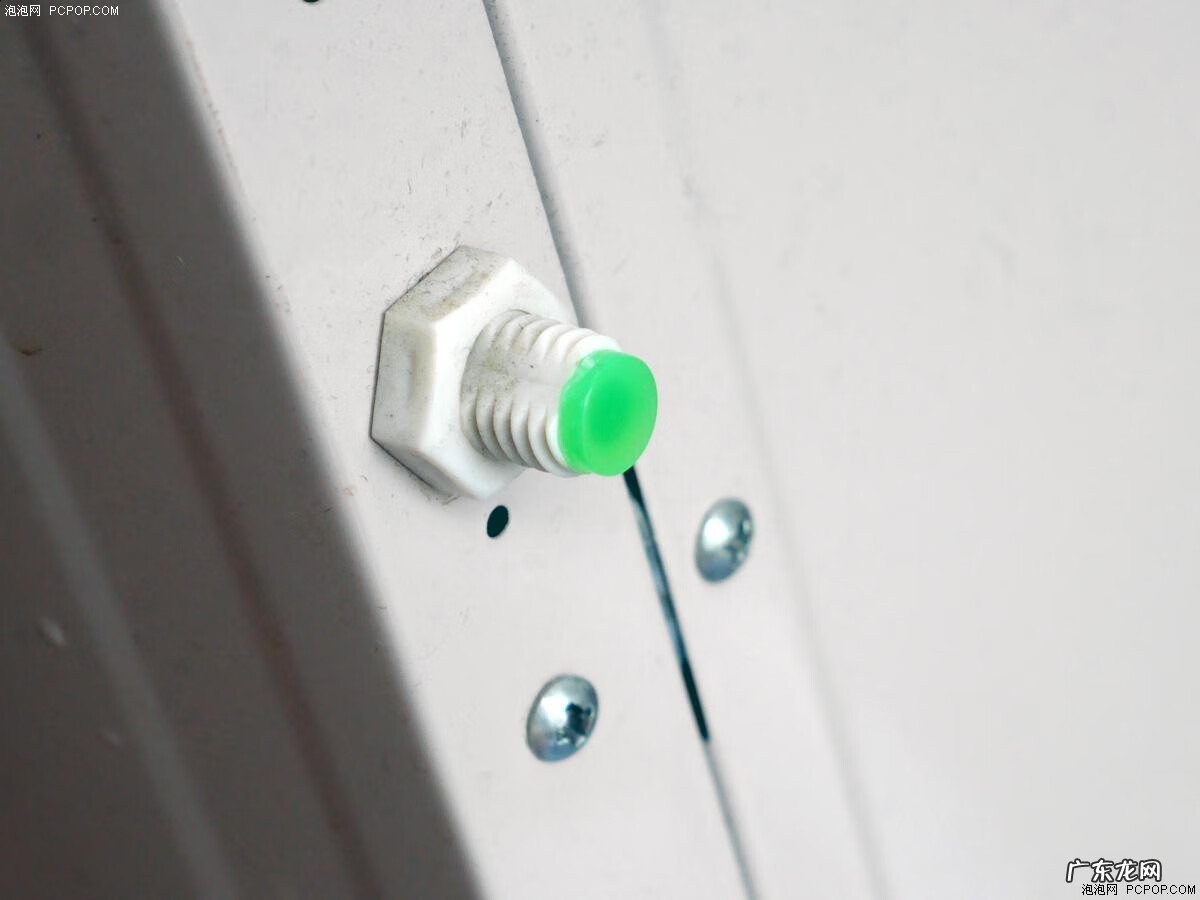 饮水机接的水有黑色点点 饮水机里面的黑色是什么