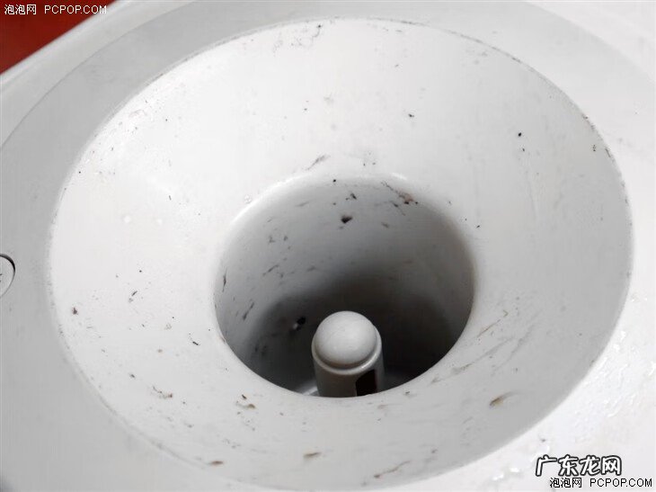 饮水机接的水有黑色点点 饮水机里面的黑色是什么
