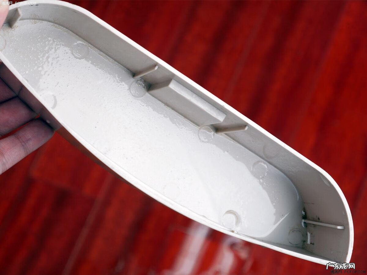 饮水机接的水有黑色点点 饮水机里面的黑色是什么