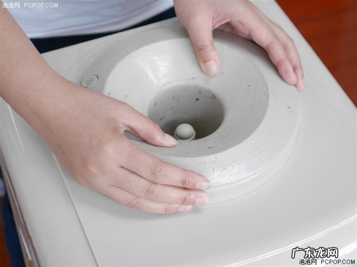 饮水机接的水有黑色点点 饮水机里面的黑色是什么