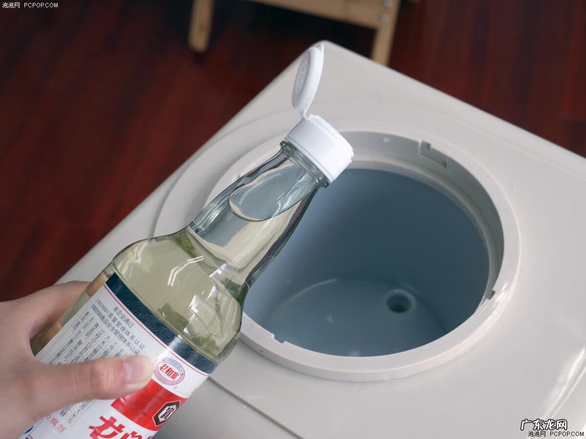 饮水机接的水有黑色点点 饮水机里面的黑色是什么