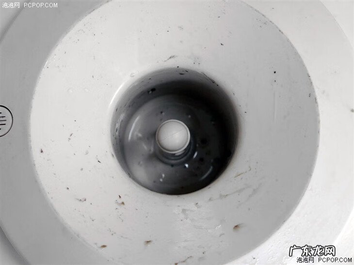 饮水机接的水有黑色点点 饮水机里面的黑色是什么