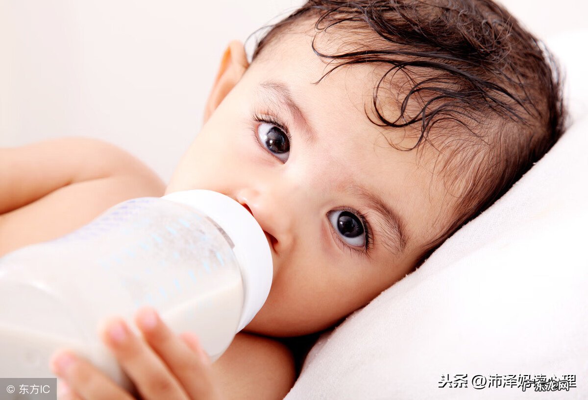 小孩吐奶是什么情况 孩子吐奶是怎么回事啊