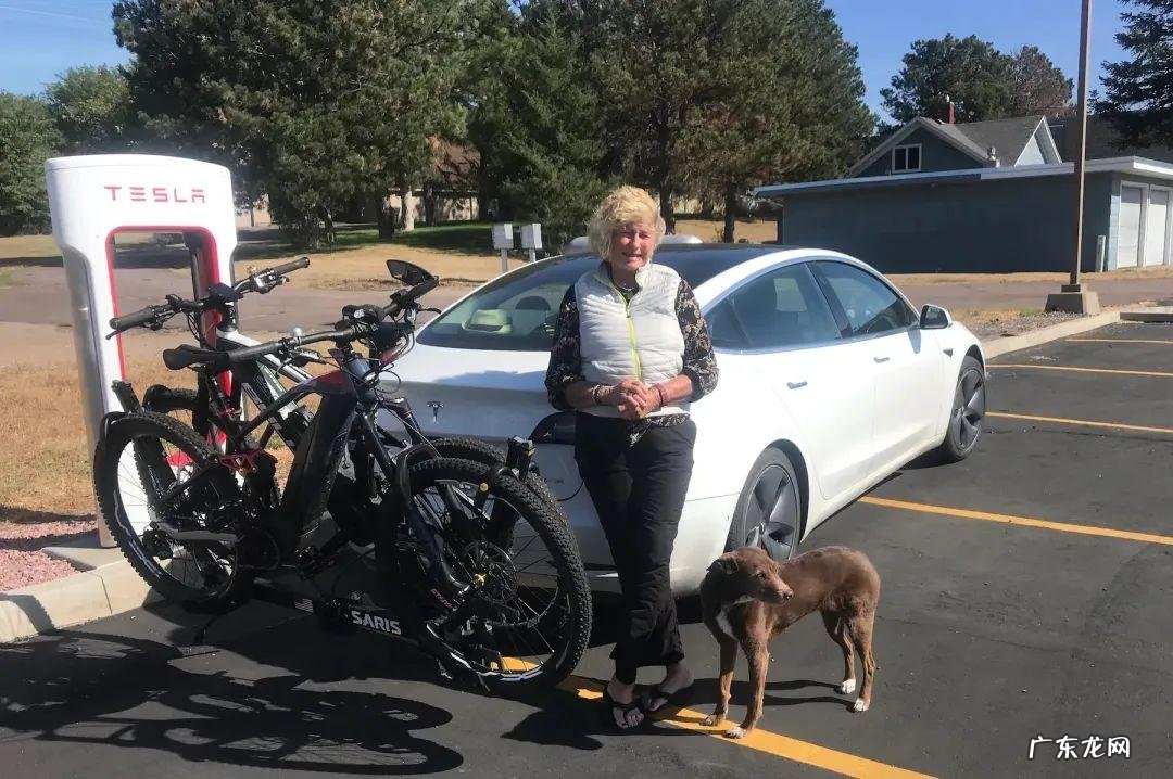 我82岁,开特斯拉最新版FSD跑长途,发现这些槽点