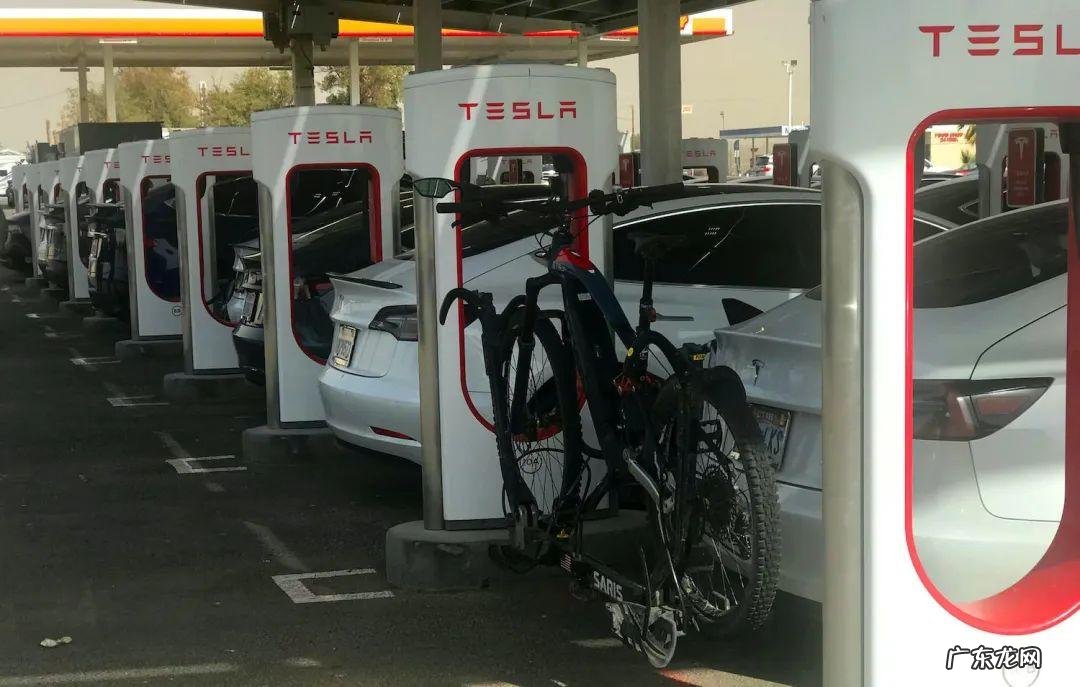 我82岁,开特斯拉最新版FSD跑长途,发现这些槽点