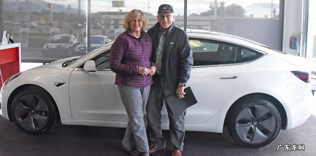 我82岁,开特斯拉最新版FSD跑长途,发现这些槽点