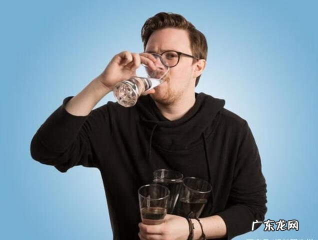 男性喝水后很快就尿的原因 大量喝水后很快就尿的原因
