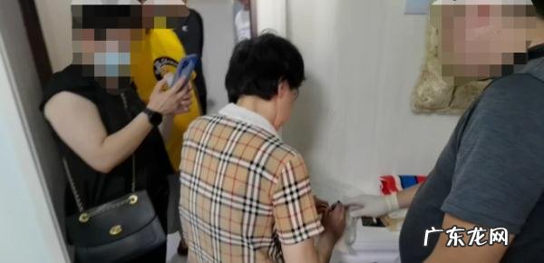 带着小包的可疑人士