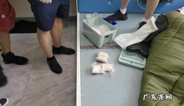 带着小包的可疑人士