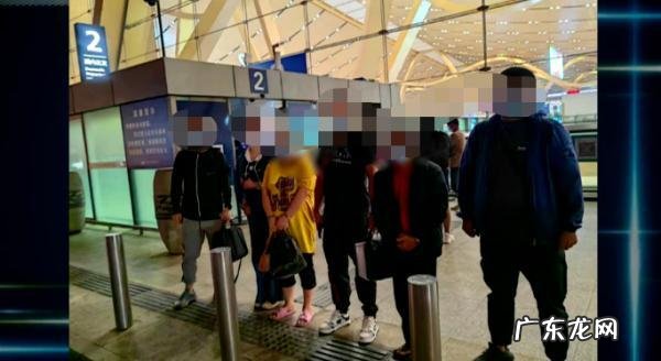 带着小包的可疑人士