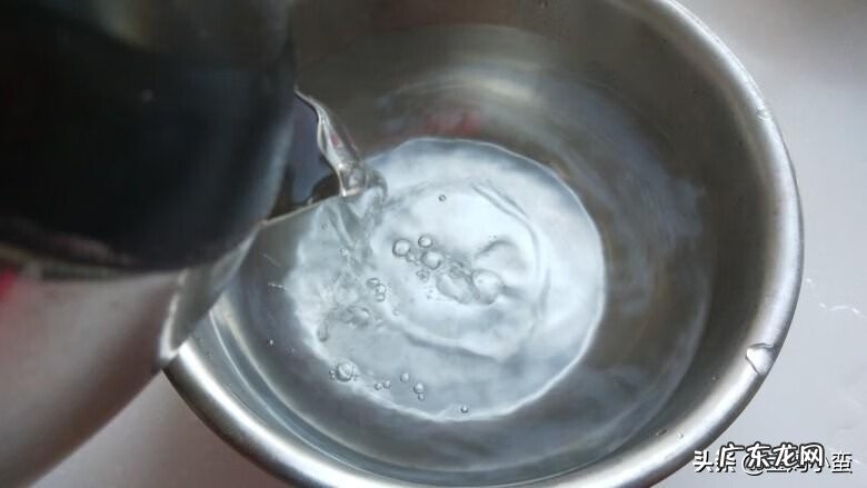 衣服有胶水干了怎样去除 胶水怎么洗掉小窍门