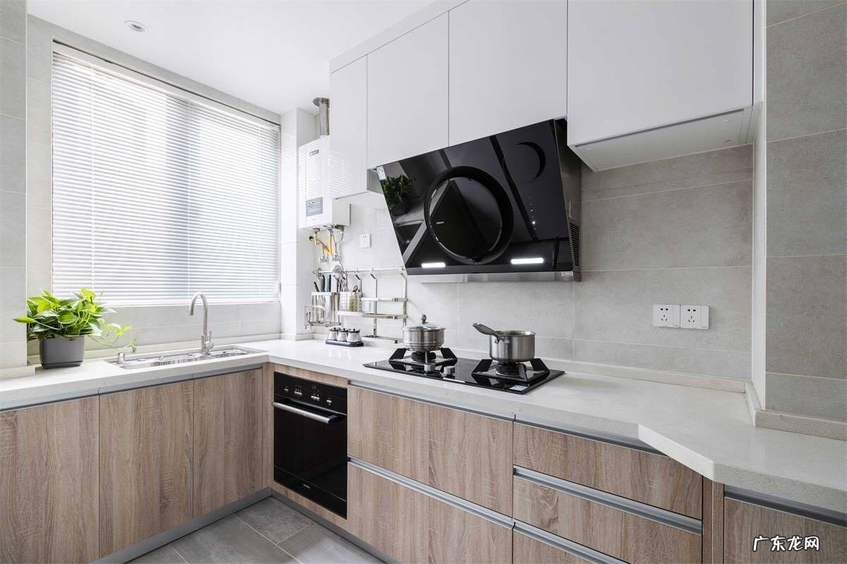 客厅墙面用灰色风水好不好 背景墙用灰色玻璃风水好吗