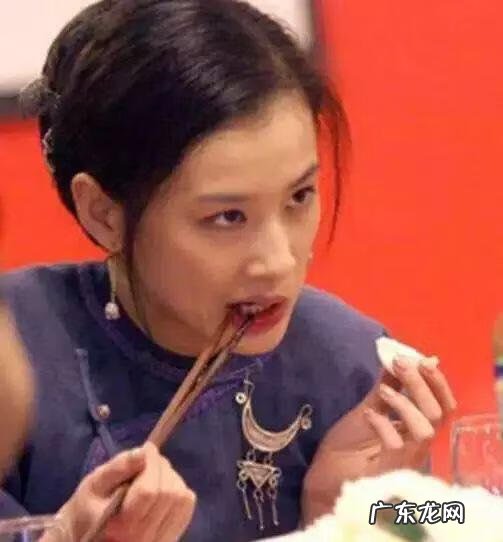 吃饭喜欢舔筷子的人 吃饭咬到筷子风水