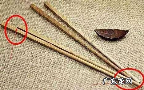 吃饭喜欢舔筷子的人 吃饭咬到筷子风水