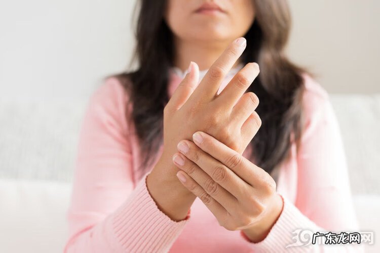 手掌发红是肝病吗 整个手掌发红是肝脏出现了问题严重吗