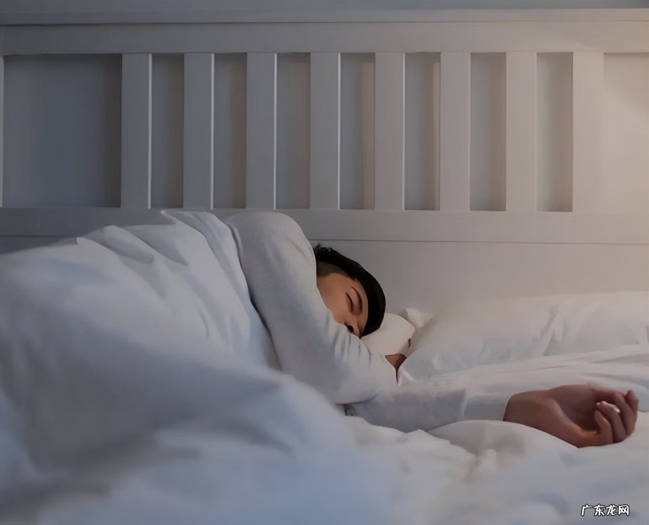 衣柜放在床的什么位置风水最好 衣柜玻璃门对着床对风水有影响吗