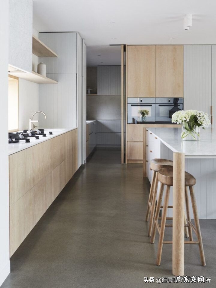 壁灯安装在床的什么位置 灯安装在卧室床的正中间好不好