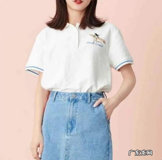 白色T恤如何搭配牛仔裙好看