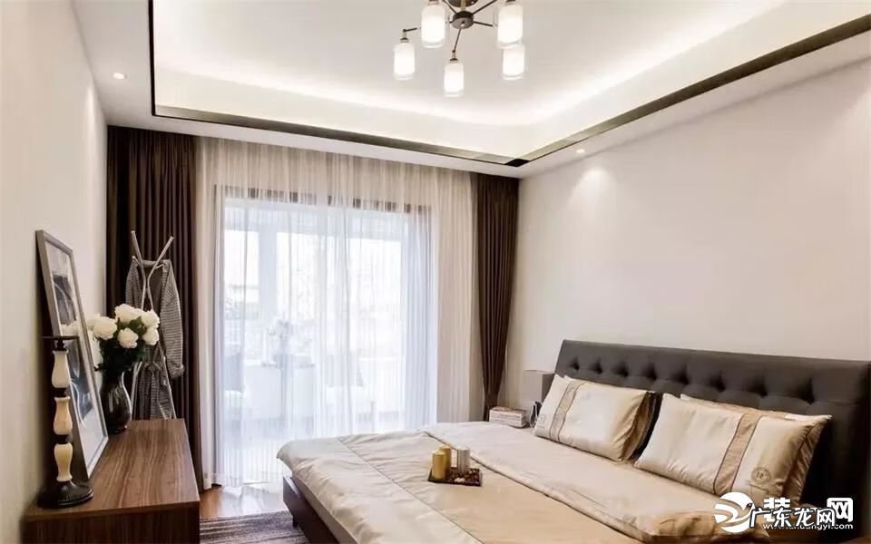 客厅顶射灯放几个好 楼顶的射灯有什么用