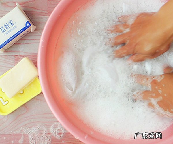 如何去除衣服上的墨水?