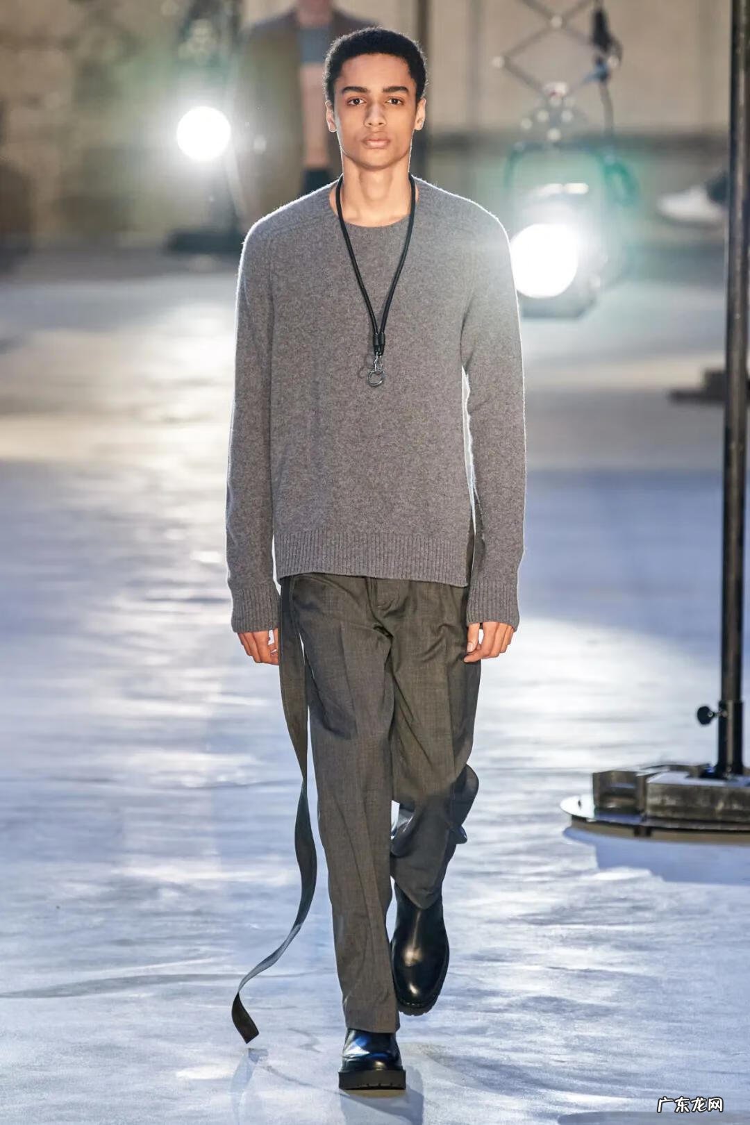 咖啡色毛衣图片 褐色毛衣风水