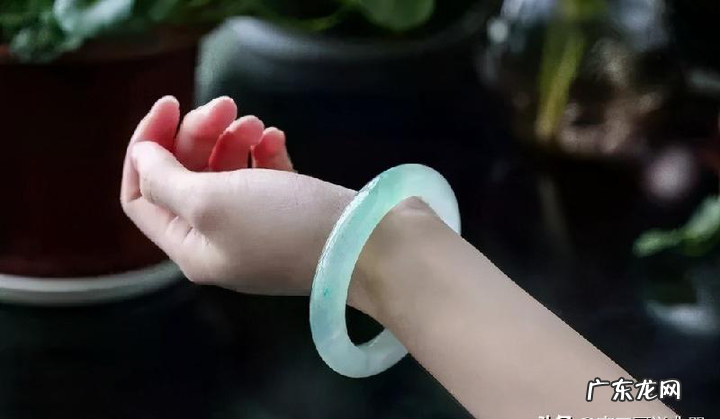 翡翠怎么选才是最好的 如何挑选翡翠镯子