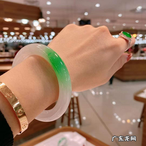 怎么看翡翠手镯的品质好坏 翡翠手镯怎么选才是最好的