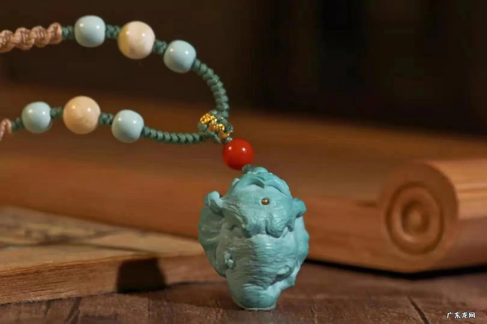 怎么才能看出绿松石是注胶的 电筒看注胶的绿松石