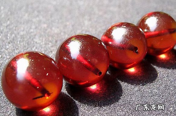 血珀荧光反应能鉴定真假吗 血珀用手电筒辨别真假