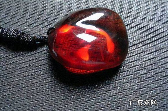 血珀荧光反应能鉴定真假吗 血珀用手电筒辨别真假