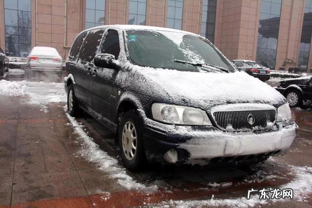 如何快速处理车上的积雪 汽车上面的雪已经结冰了怎么清理