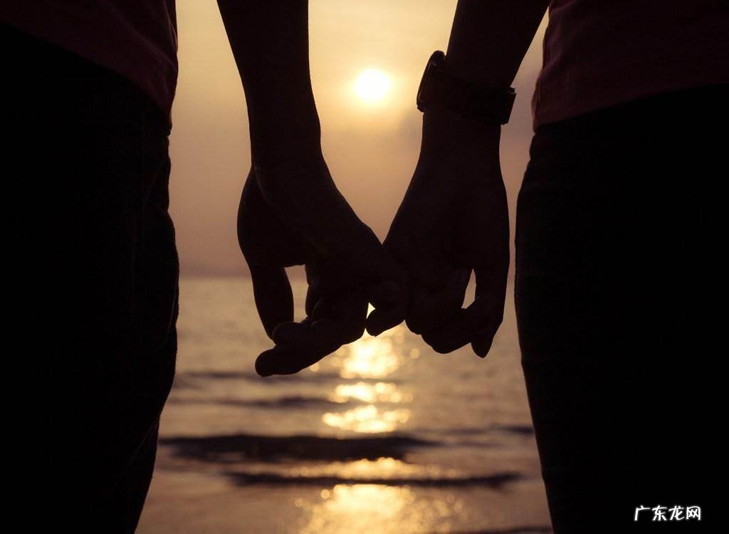 为什么男友在接吻总喜欢摸来摸去 接吻时男孩子手乱动