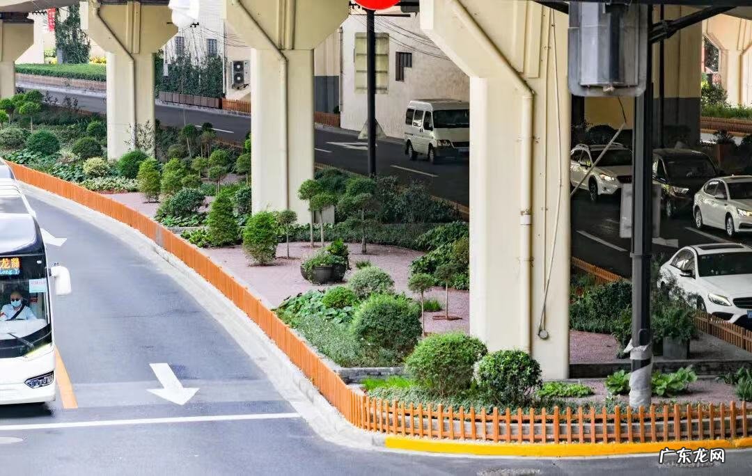 楼房在十字路口的高层 高架十字路口的房子