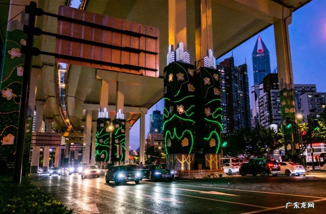 楼房在十字路口的高层 高架十字路口的房子