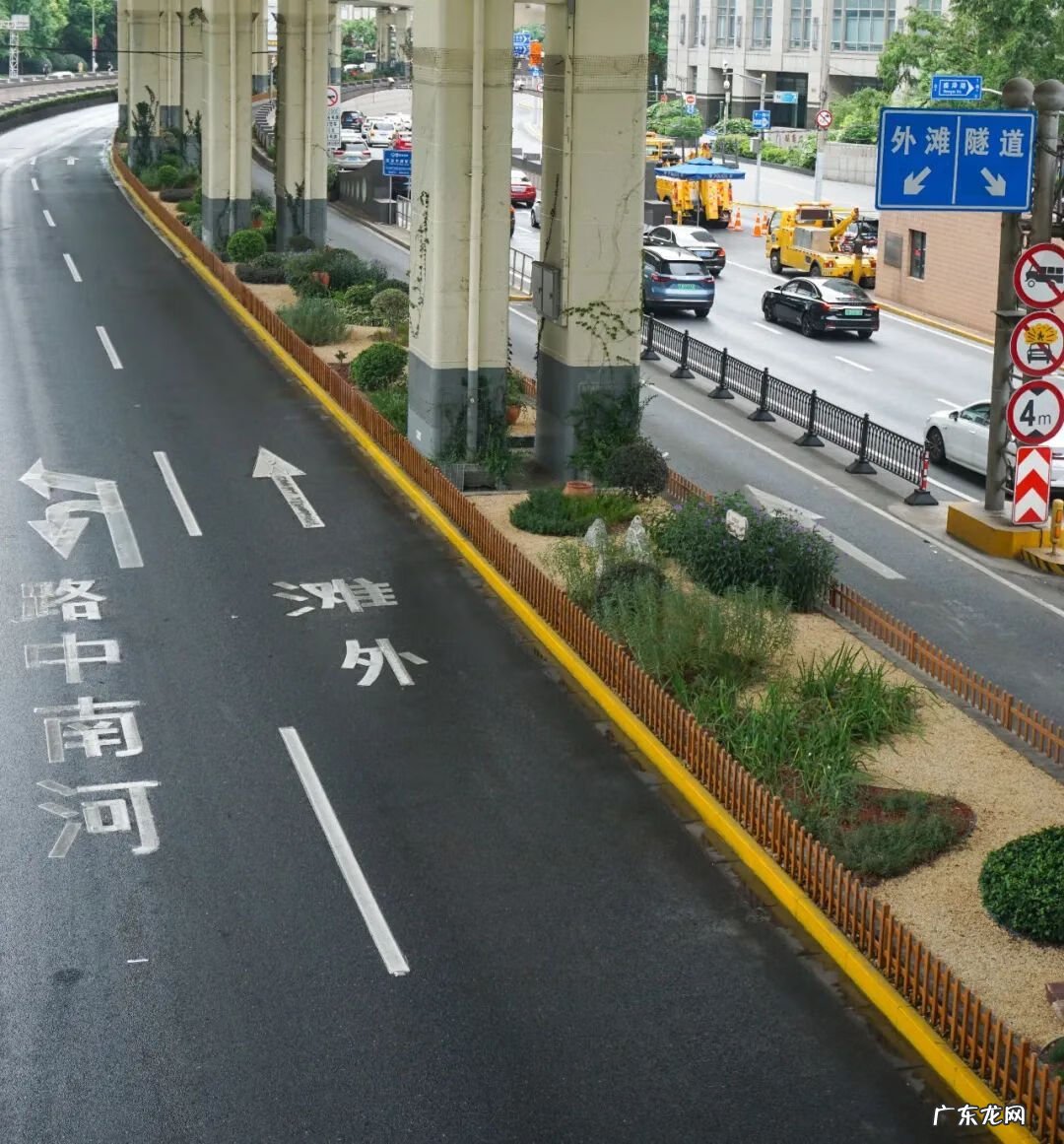 楼房在十字路口的高层 高架十字路口的房子